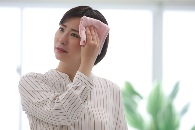 多汗症に悩む女性